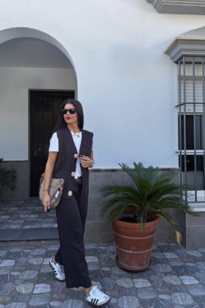 Conjunto hilo chocolate adorno botones