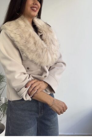 Cuello de pelo color beige