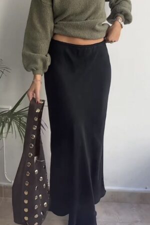 Falda satén negra