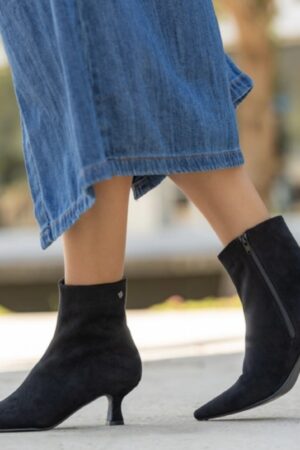 Botín tacón bajo negro ante