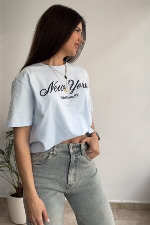 Camiseta celeste letra bordada