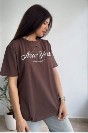 Camiseta marrón letra bordada