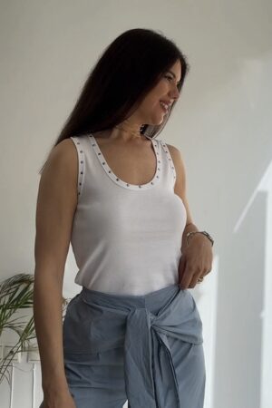 Camiseta tachuelas tirantes