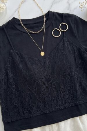 Camiseta con adorno encajes