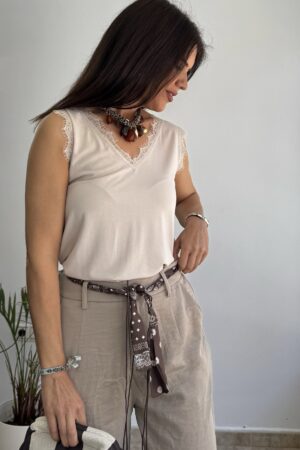 Camiseta con encaje beige