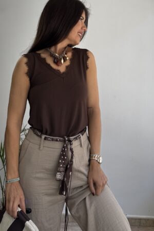 Camiseta con encaje marrón