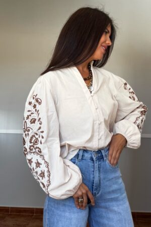 Blusa beige bordados