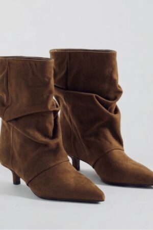 Botas de tacón bajo holgadas camel