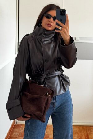 Chaqueta cuello alto lazada marrón